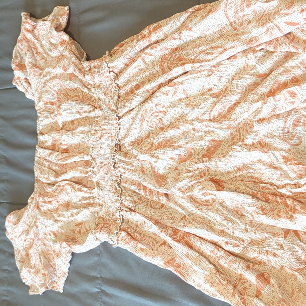 Adorable loose fitting top. Amazing condition.